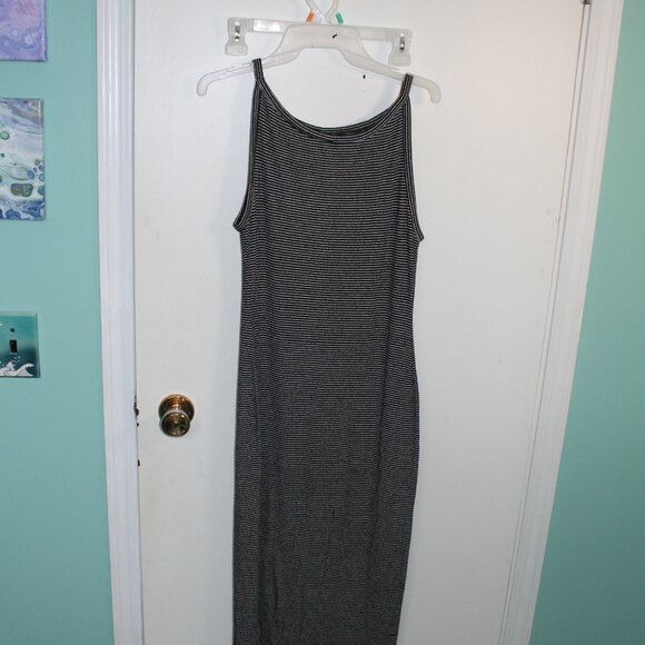 Black and White Striped Bodycon Dress - Picture 5 of 7